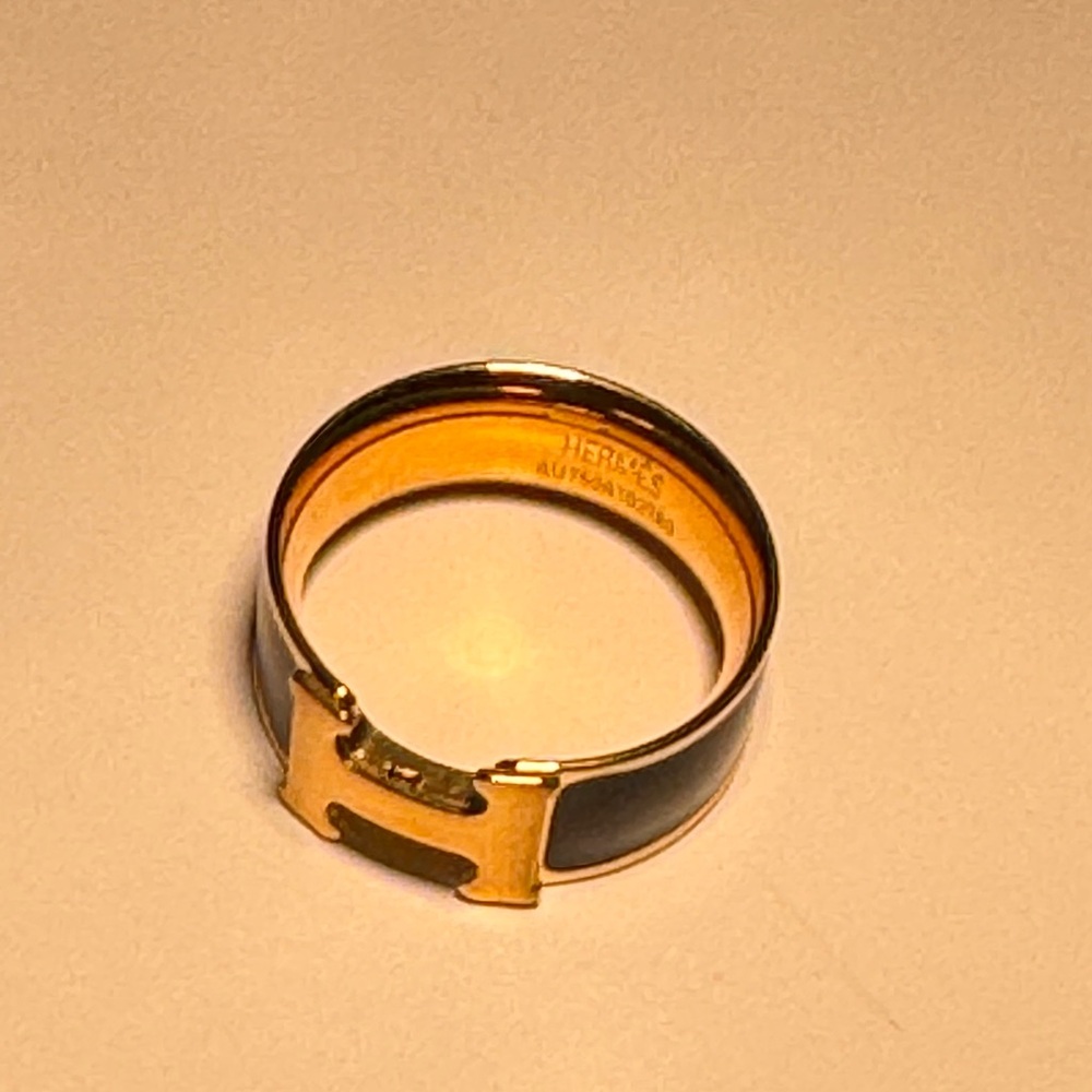 LOW START⭐️⭐️⭐️⭐️H ring gold and black enamel size 9 stamped / engraved
